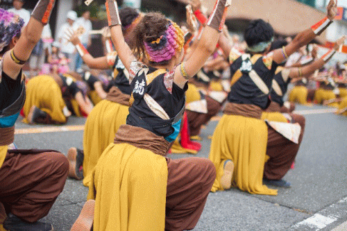 大声で歌い、踊る