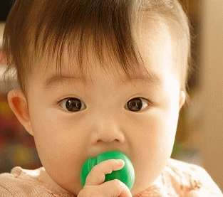 おしゃぶりはいつから使える?歯並び悪くなるって本当?