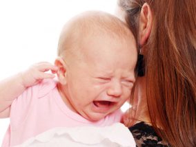 赤ちゃんの中耳炎はどんな症状？見分け方やサイン＆治療や予防法など