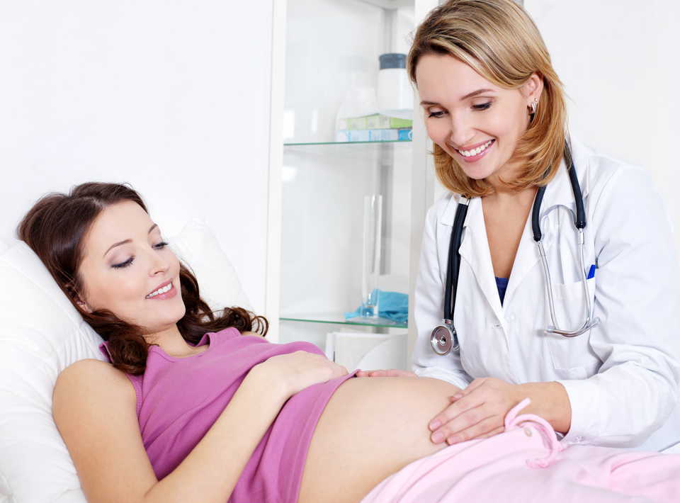 臨月(妊娠10か月)のおなかの張りの対処法は？病院に連絡する目安とタイミングは？