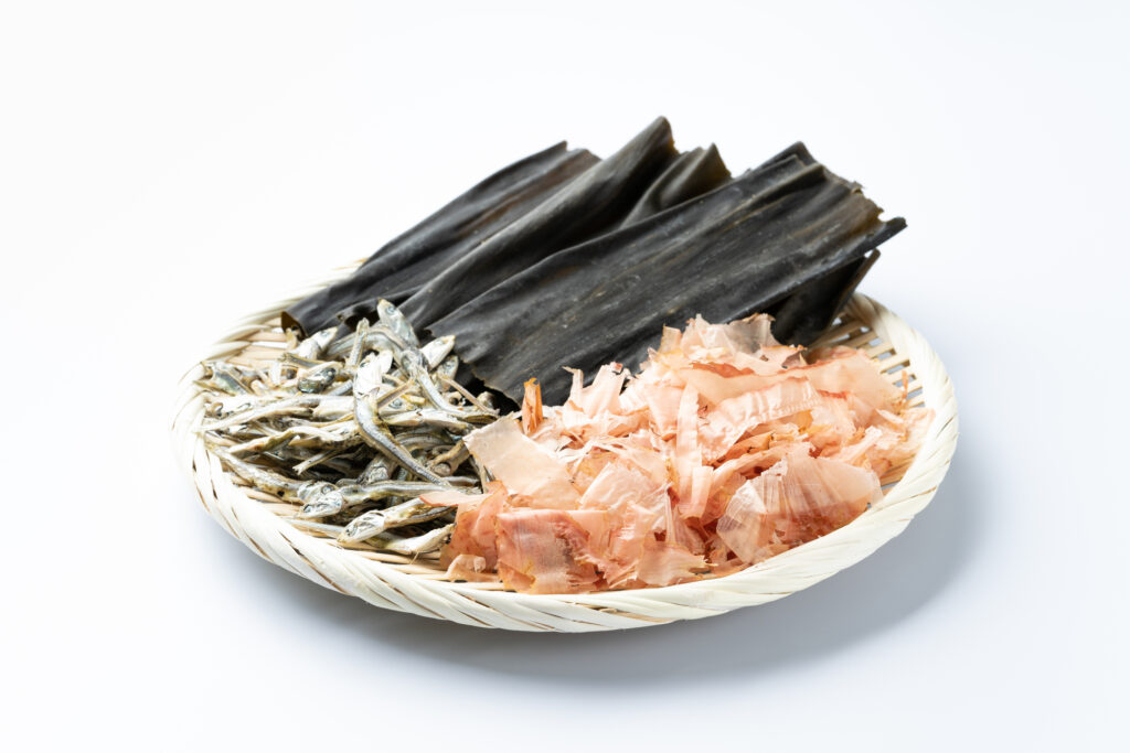 無添加のだしパックの原材料となる昆布・かつお節・煮干し
