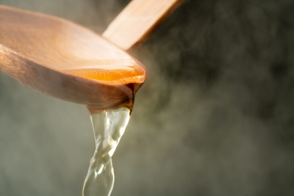 離乳食初期の昆布だしの取り方。鍋で煮出した澄んだ出汁