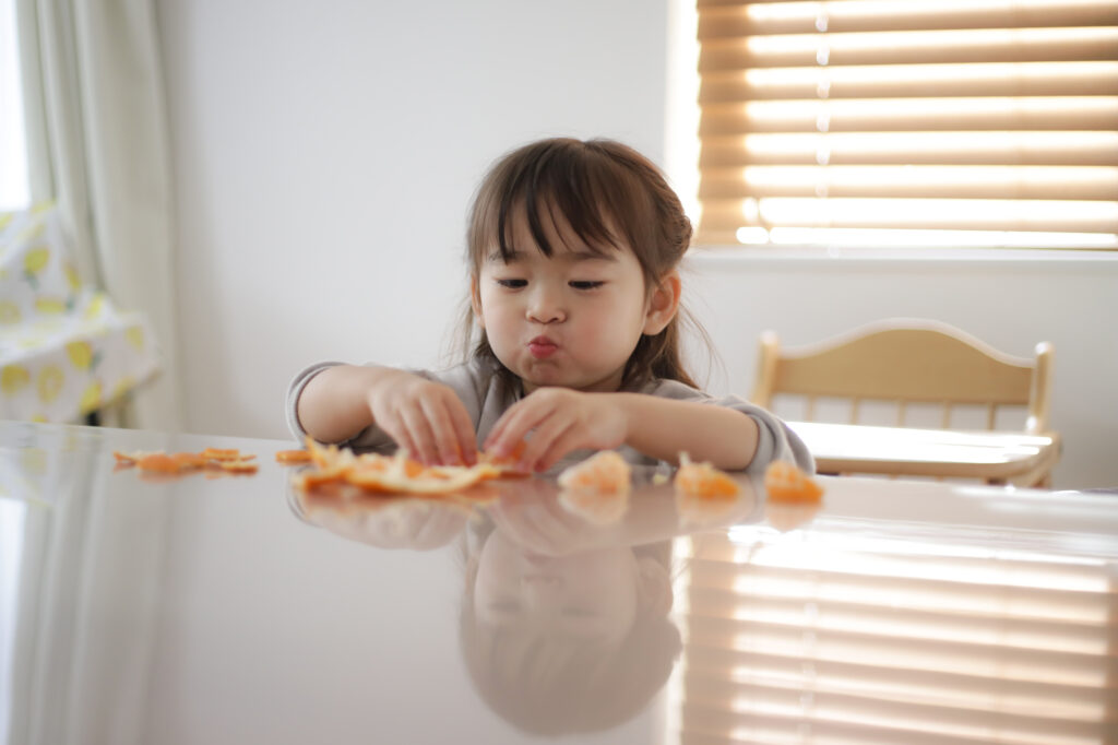 みかんを食べる女の子（栄養がとれるおやつ）