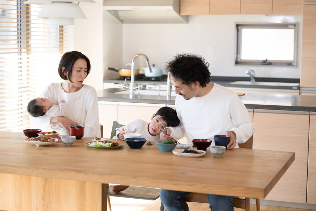 ご飯にあきて食べない子ども(偏食イメージ)