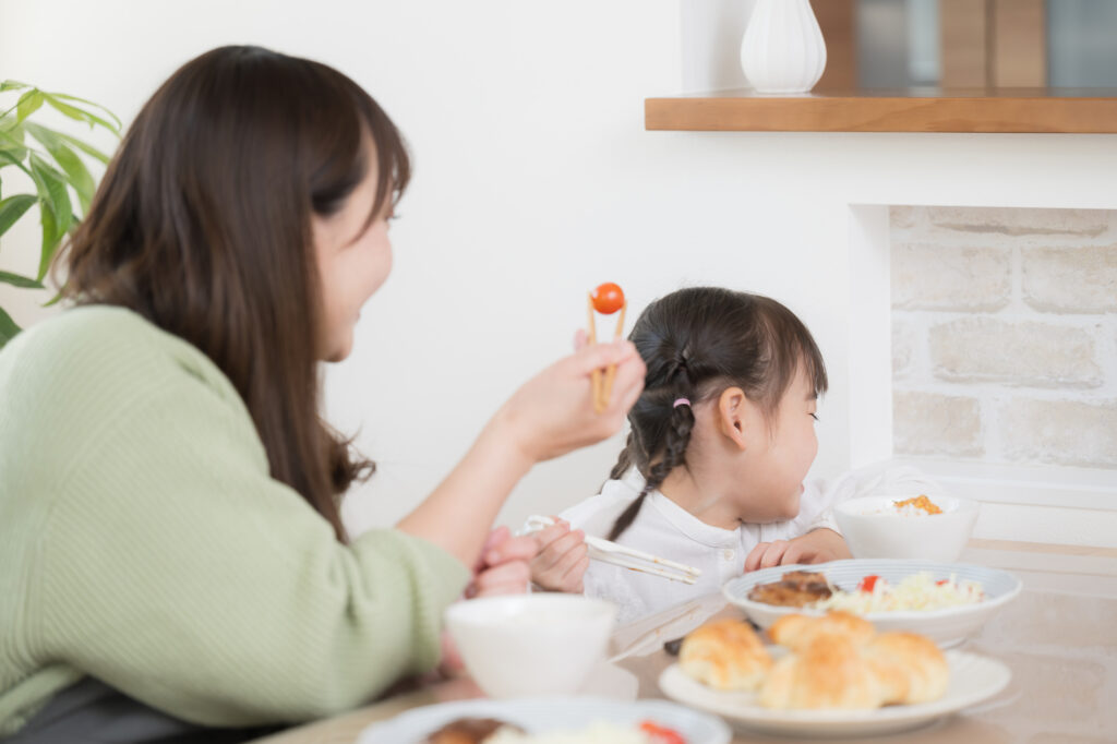 ミニトマトを食べない子どもと母親(野菜嫌い)