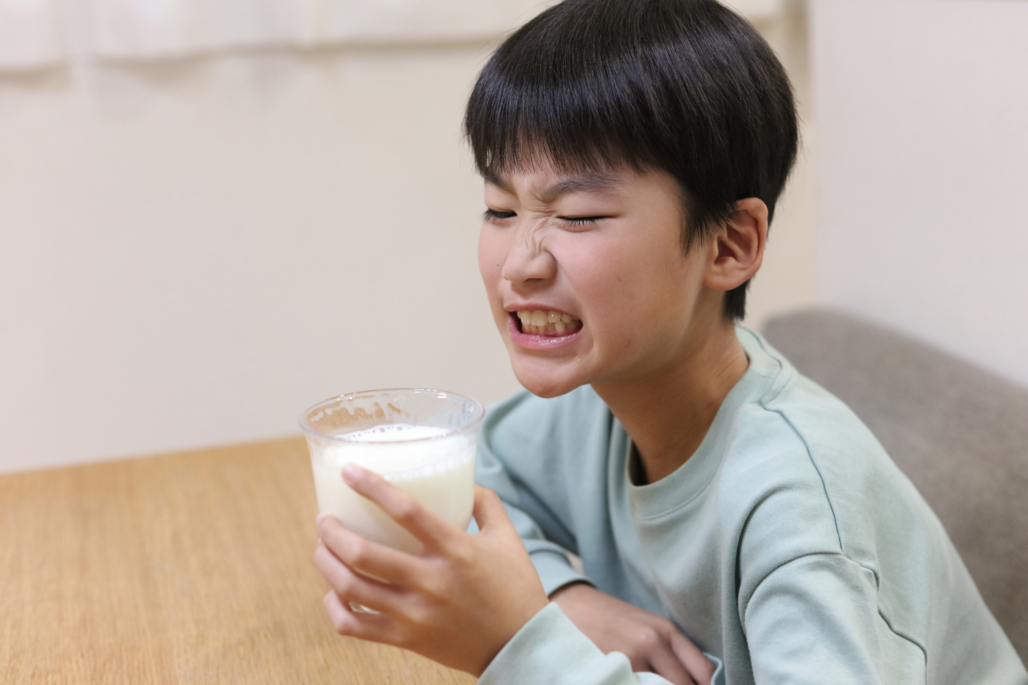 牛乳を嫌がる男の子