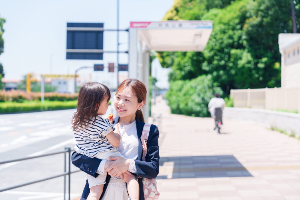 仕事前に子どもを保育園に送るワーママ