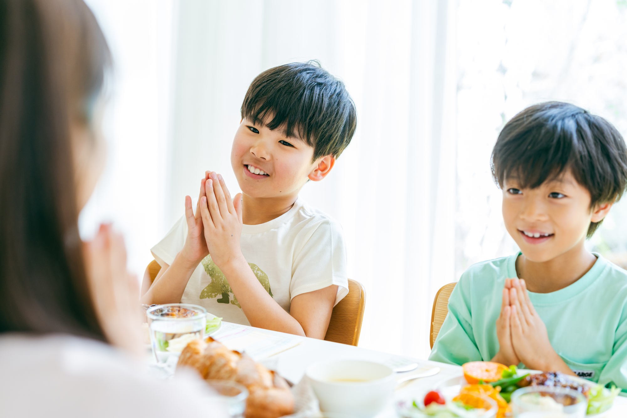ダイニングで楽しく食事する家族