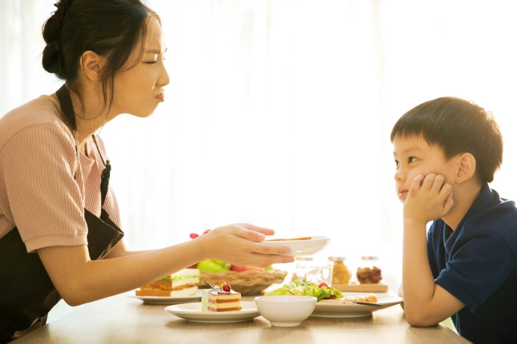 母親が出した食事を食べようとしない男の子