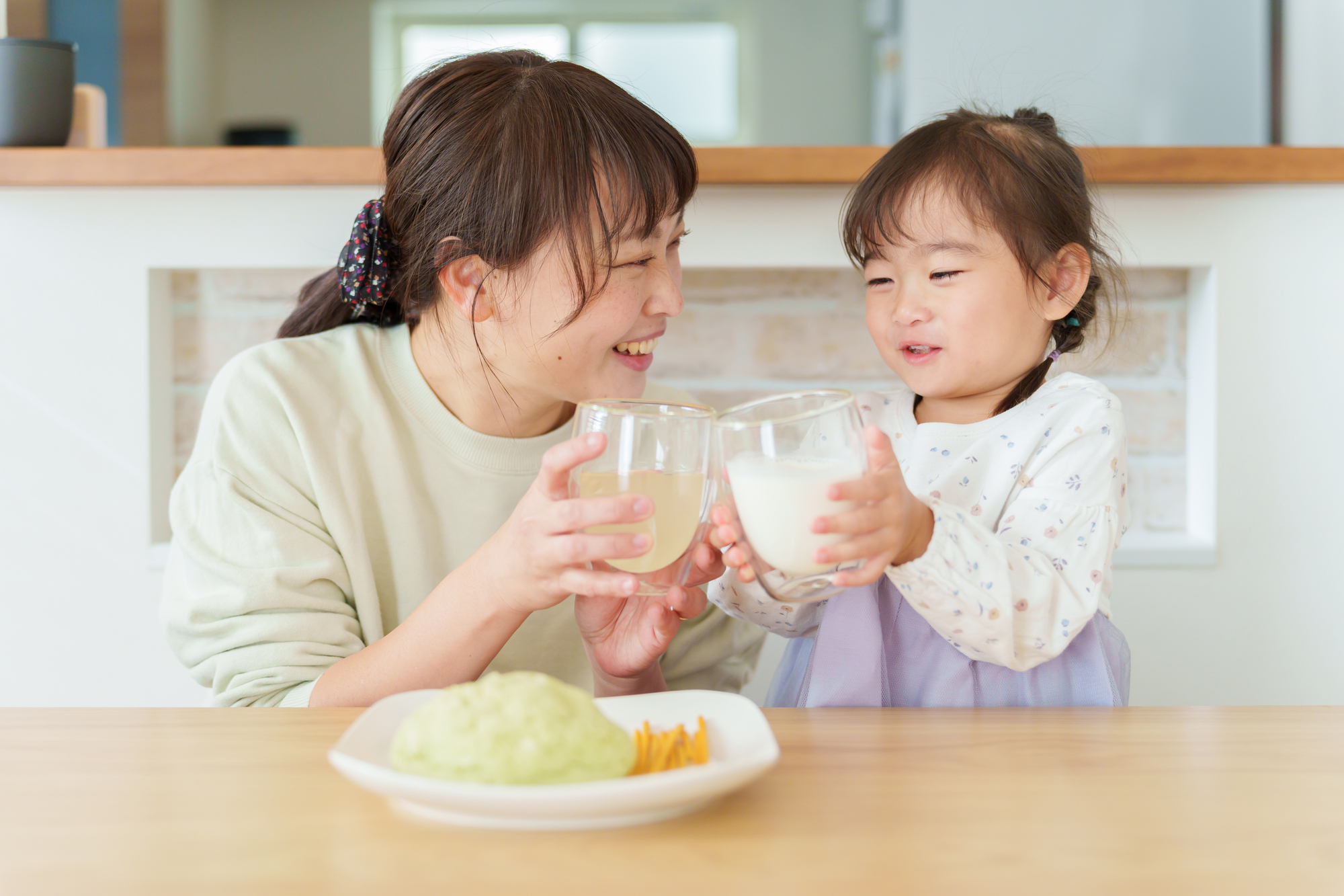 親子で飲み物を楽しむ女の子とお母さん