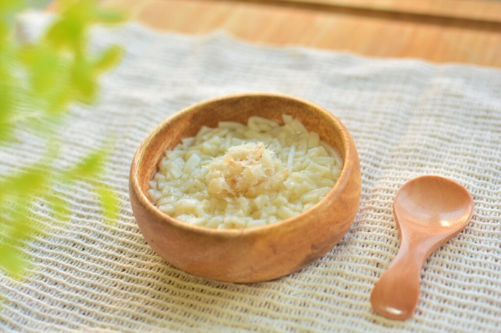 だしを使った離乳食のうどん。木のボウルに盛り付け
