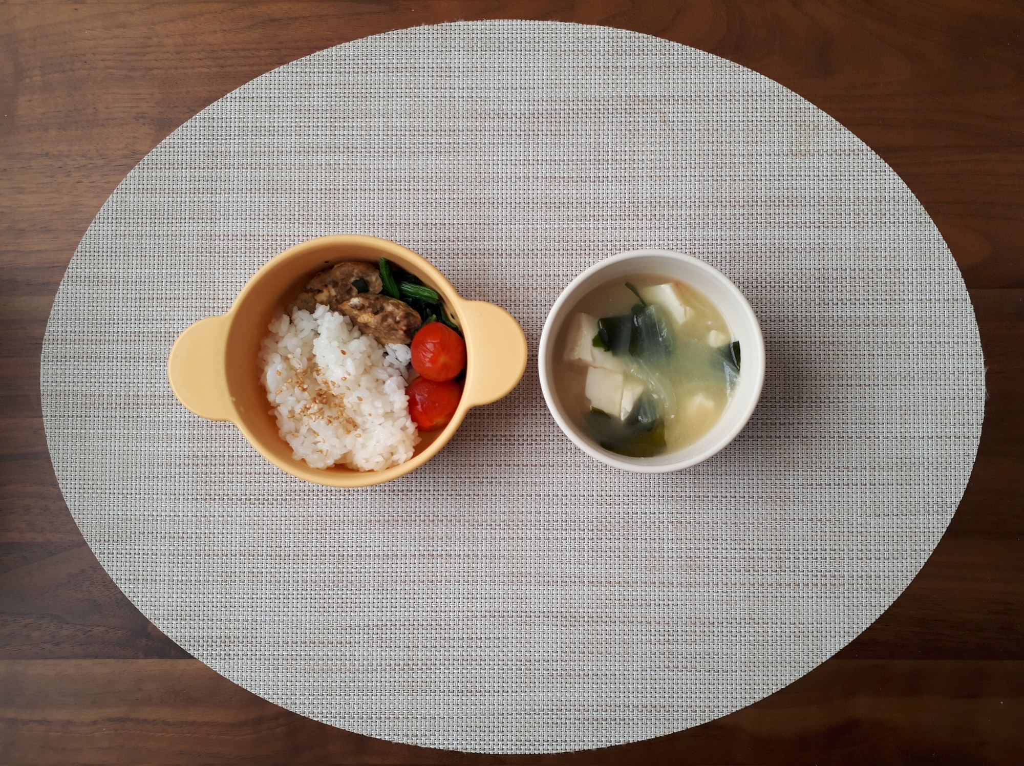 1歳児の離乳食。ごはんとおかずと薄味の味噌汁の献立