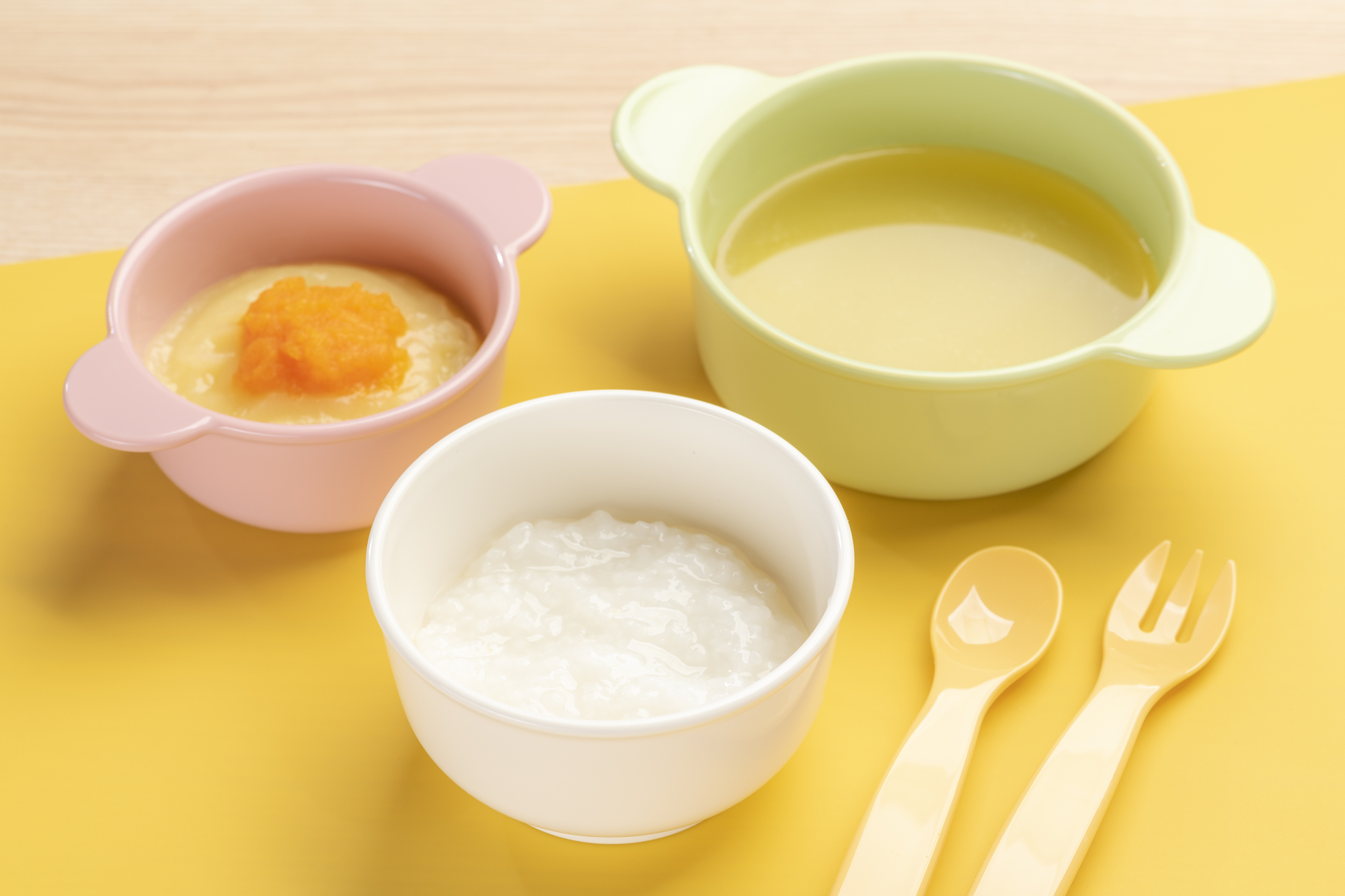 離乳食のおかゆ。月齢に合わせた固さのおかゆを器に盛ったところ