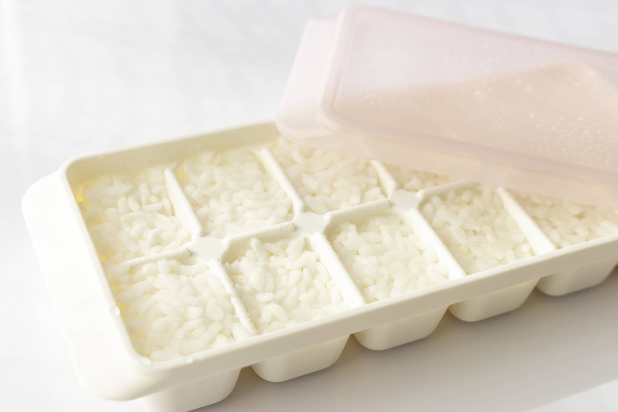 赤ちゃん用に製氷皿で小分け冷凍したごはん・おかゆの冷凍ストック