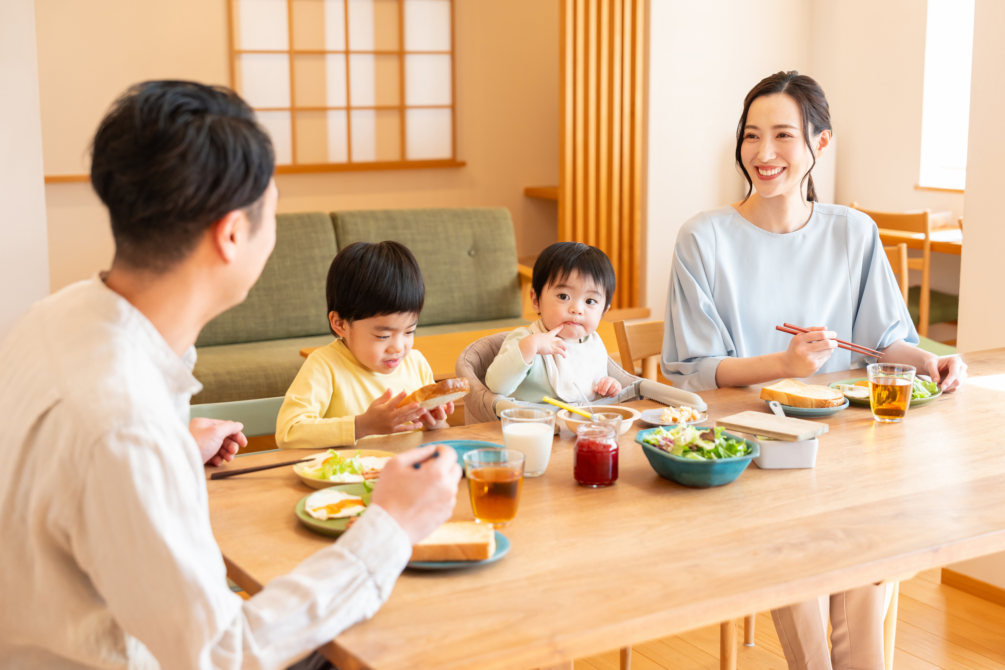 家族の食卓。大人ごはんから取り分けできる団らんの食事シーン