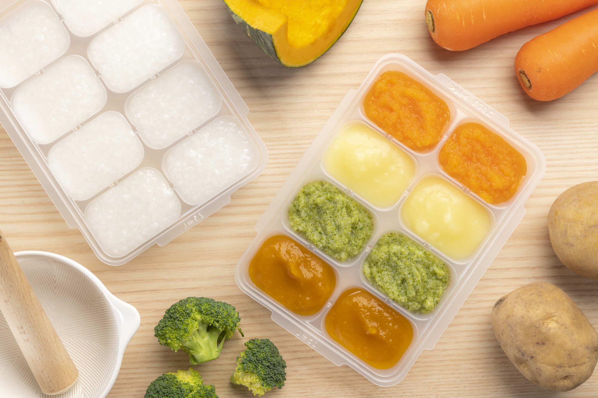 離乳食を製氷皿で小分けにして冷凍ストックした様子