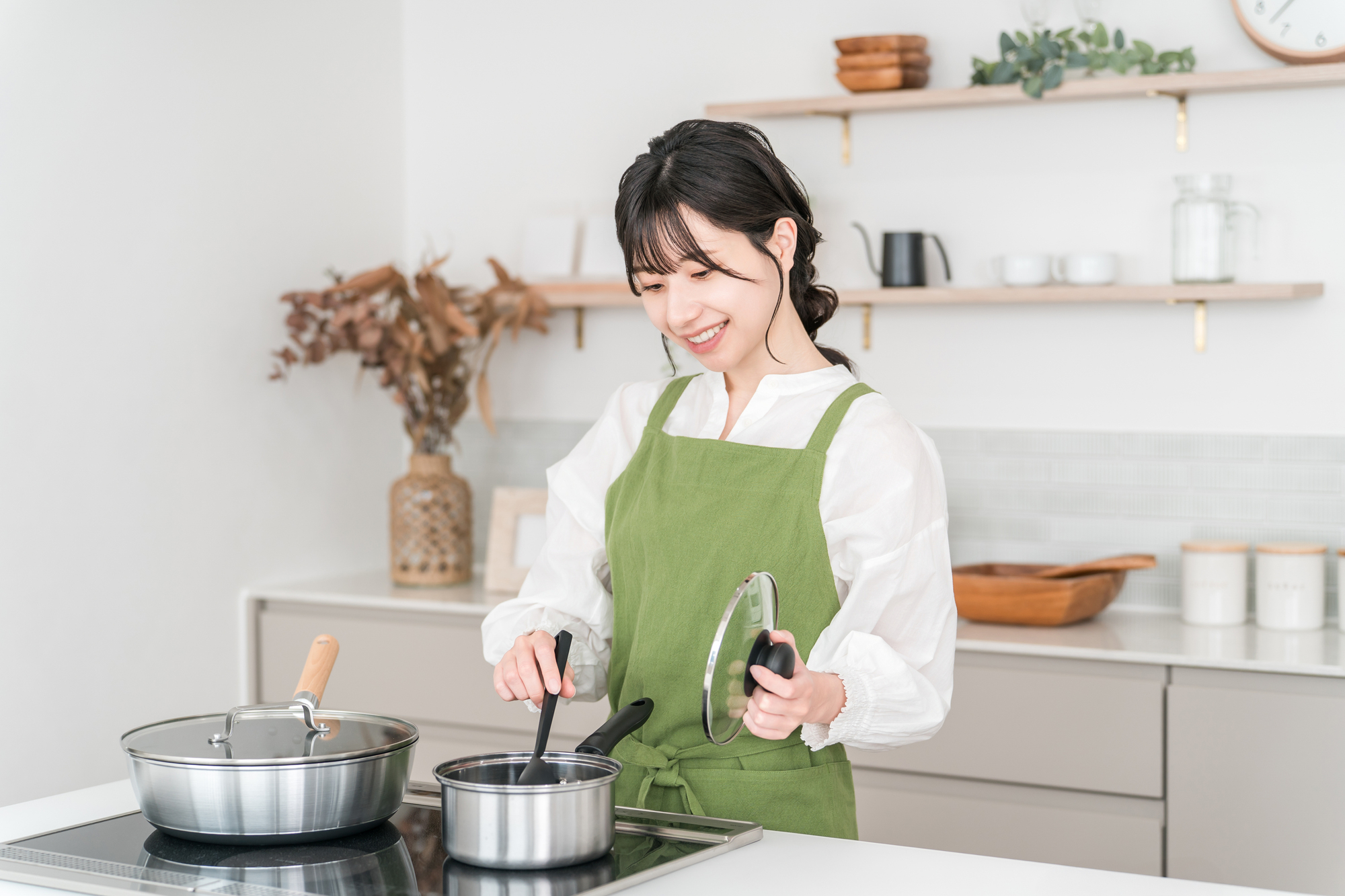 キッチンの鍋で野菜をやわらかく煮込んで離乳食の野菜スープを作るところ