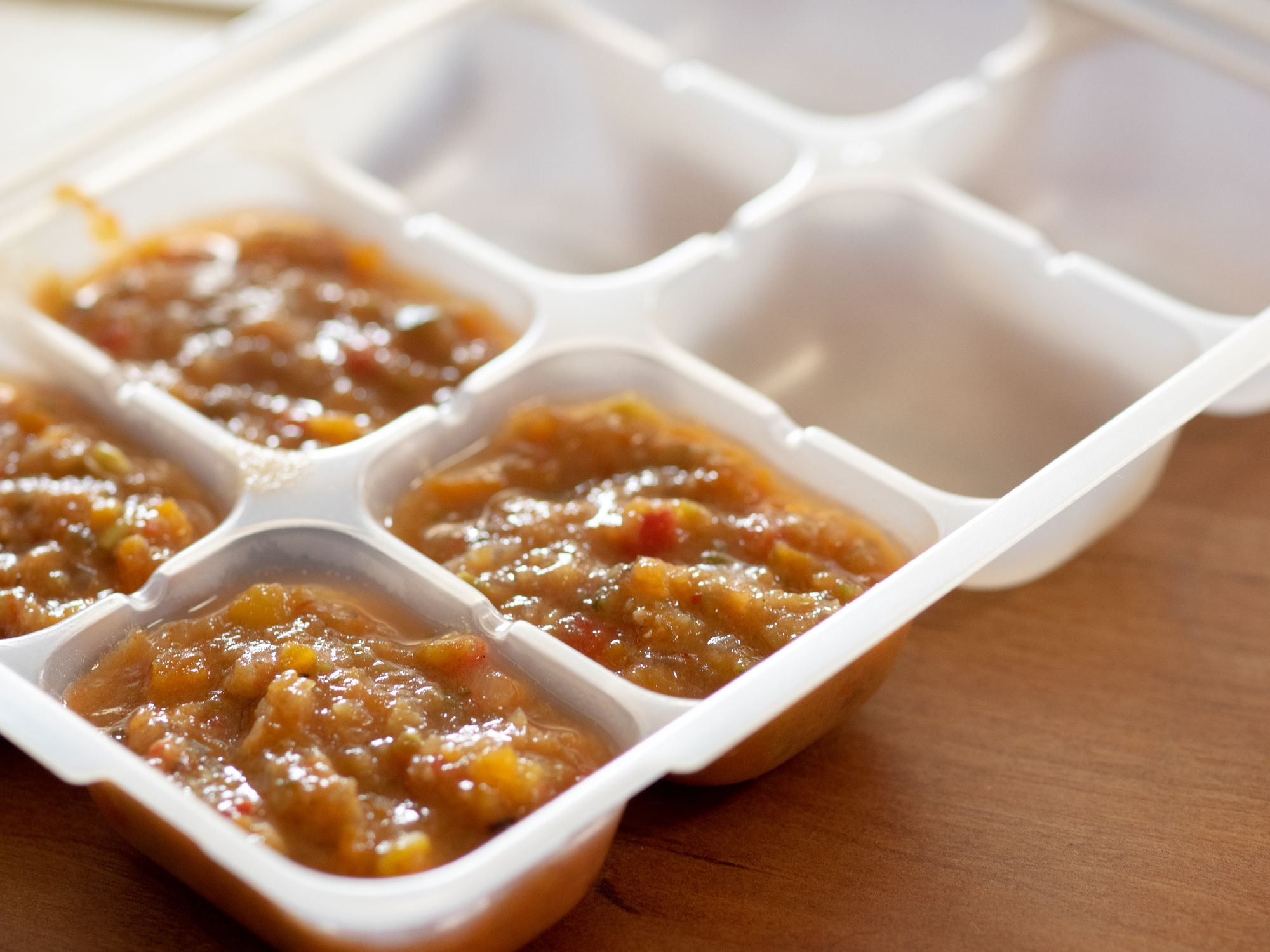 離乳食の野菜スープ・ペーストを小分けパックで冷凍ストックしたもの