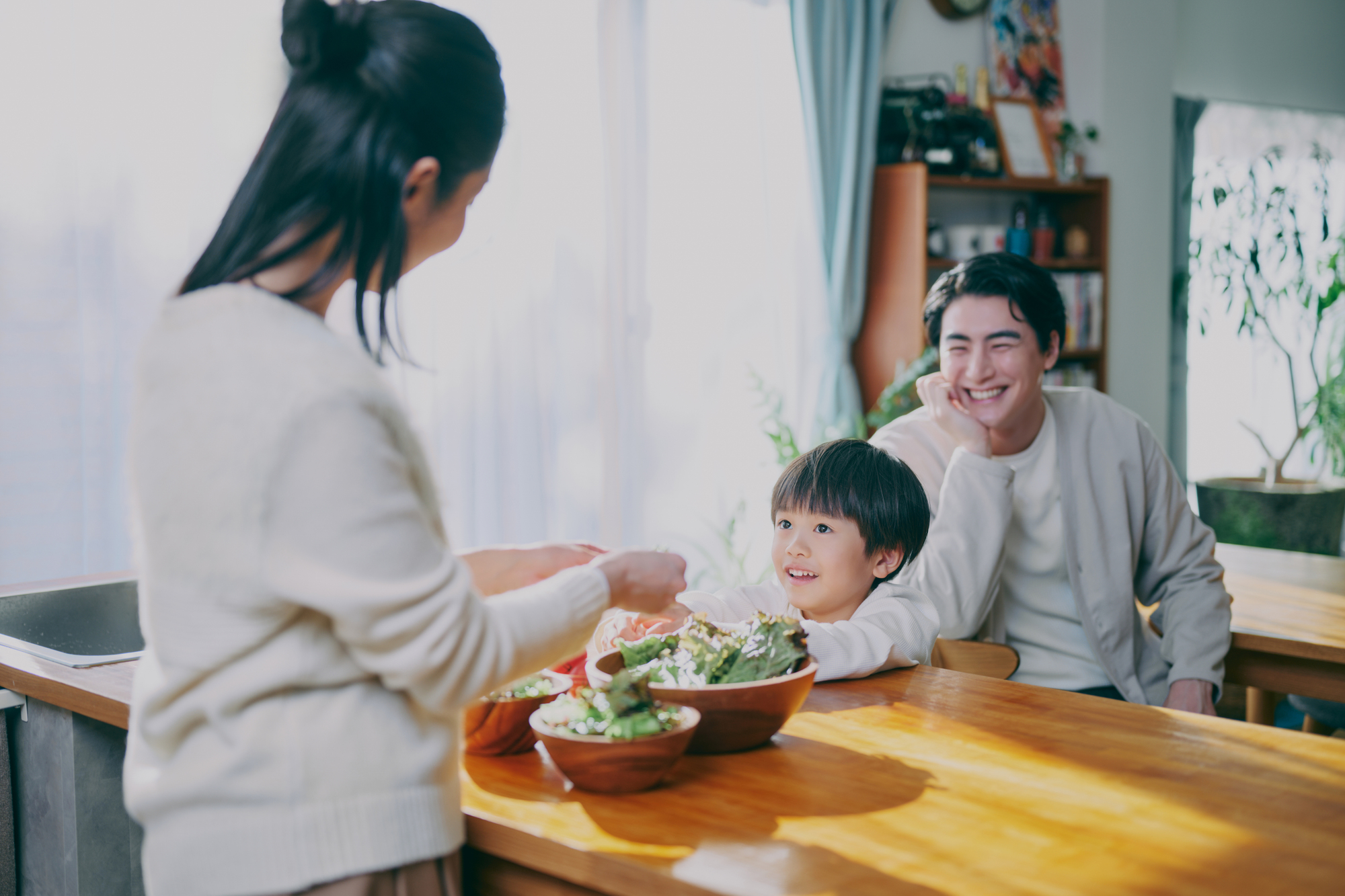家族でキッチンに立ち幼児食の取り分けを準備するところ