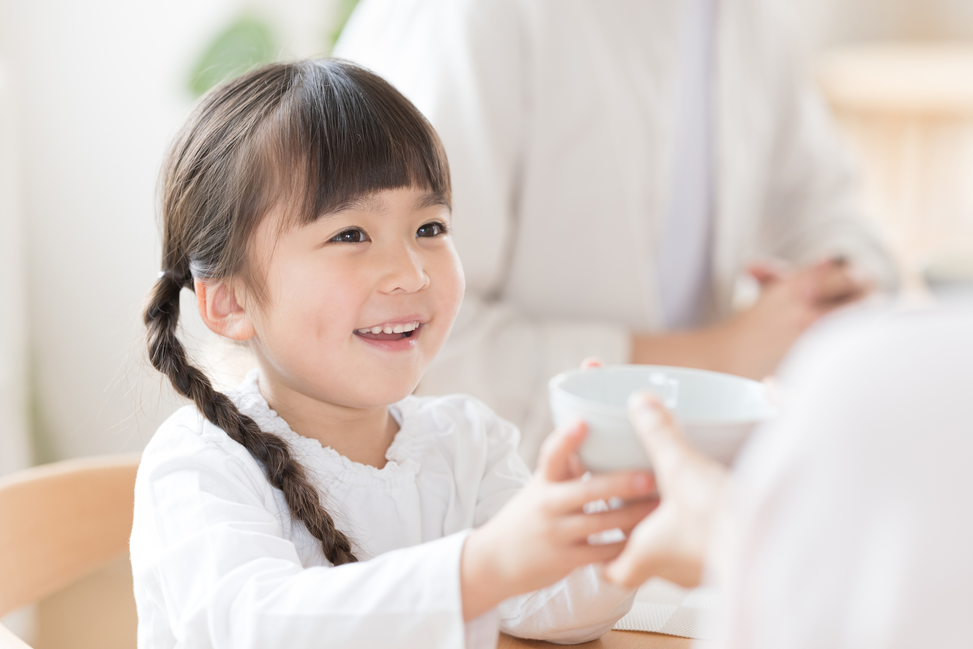幼児食でごはんをおかわりする女の子。食べる量の個人差