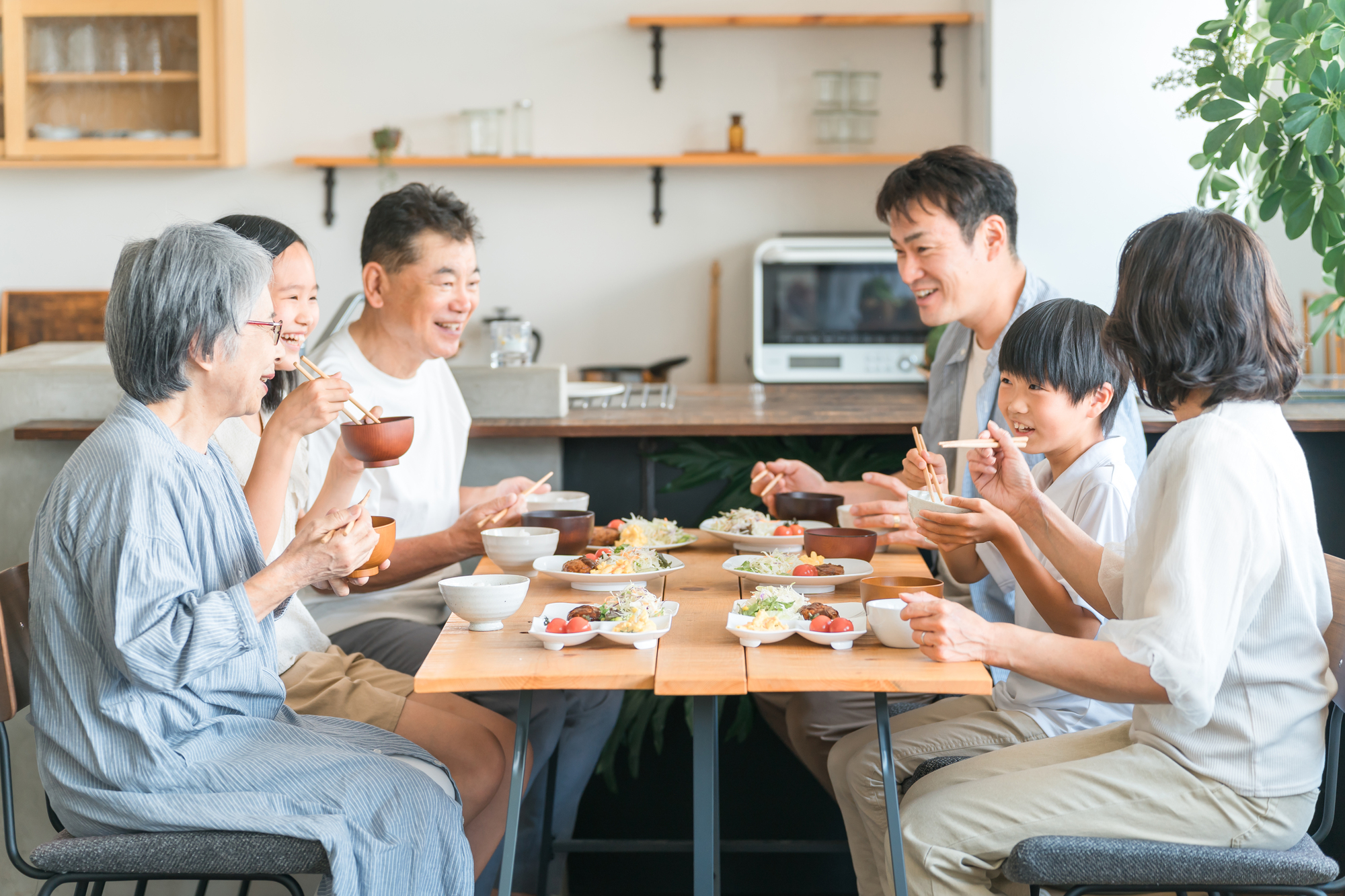 ダイニングで家族そろって食事。幼児食から大人と同じ食事への移行