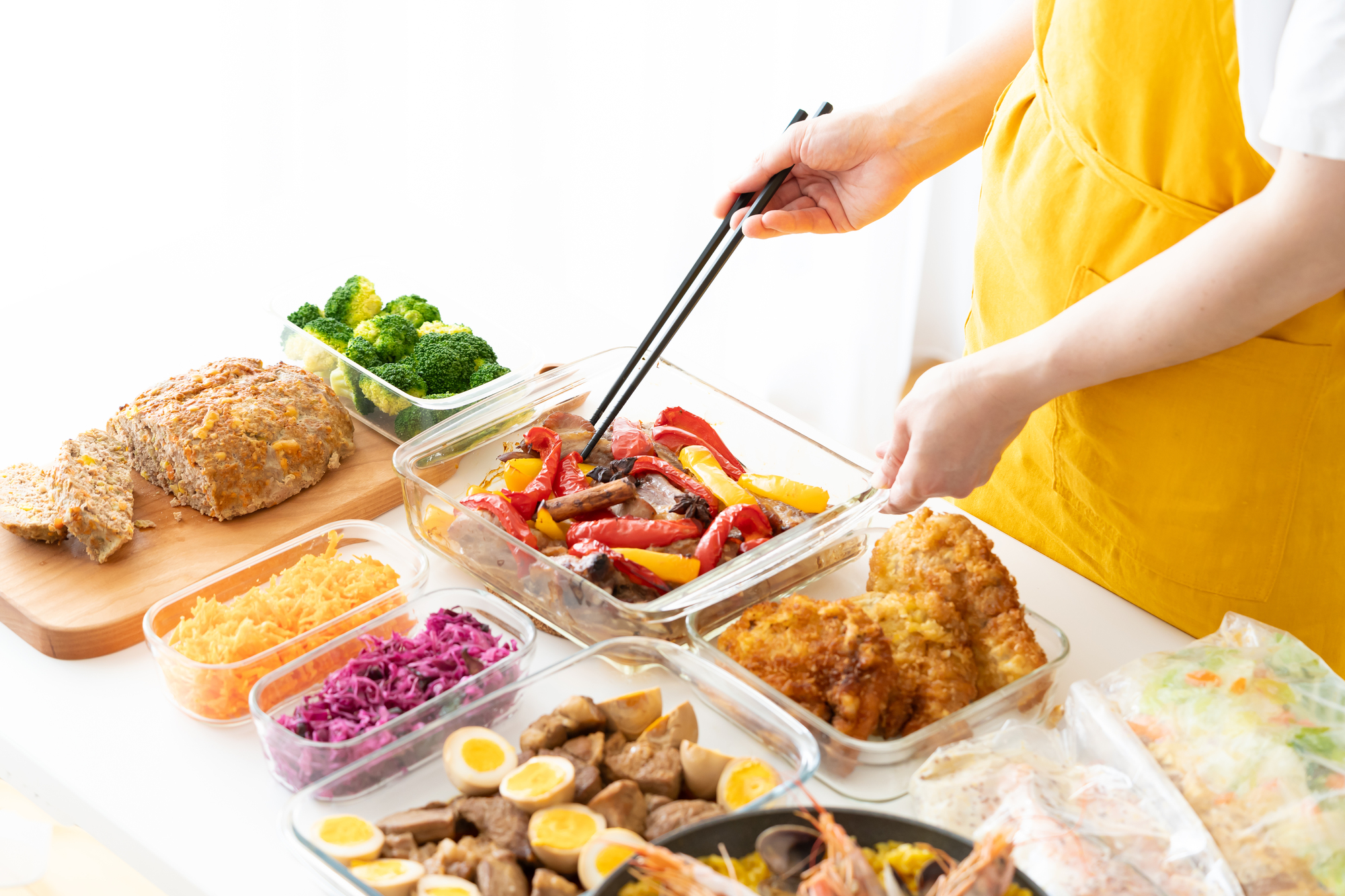 調理した料理を取り分けているところ。幼児食は調味前に取り分ける